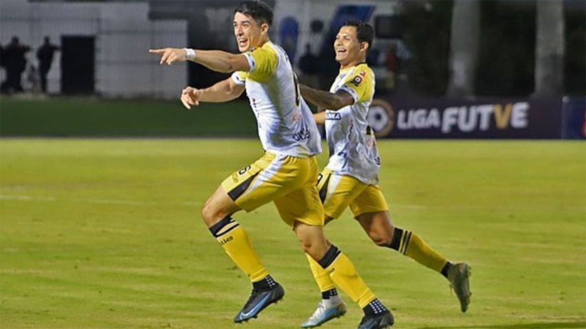 Mottes grita un gol. Mottes grita un gol.