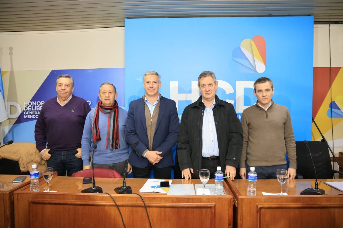 Sergio Marinelli (Irrigación), Celso Jaque (Malargüe), Alejandro Molero (General Alvear), Omar Félix (San Rafael) y Francisco Mondotte (funcionario del Gobierno) en la reunión del lunes. Sergio Marinelli (Irrigación), Celso Jaque (Malargüe), Alejandro Molero (General Alvear), Omar Félix (San Rafael) y Francisco Mondotte (funcionario del Gobierno) en la reunión del lunes.