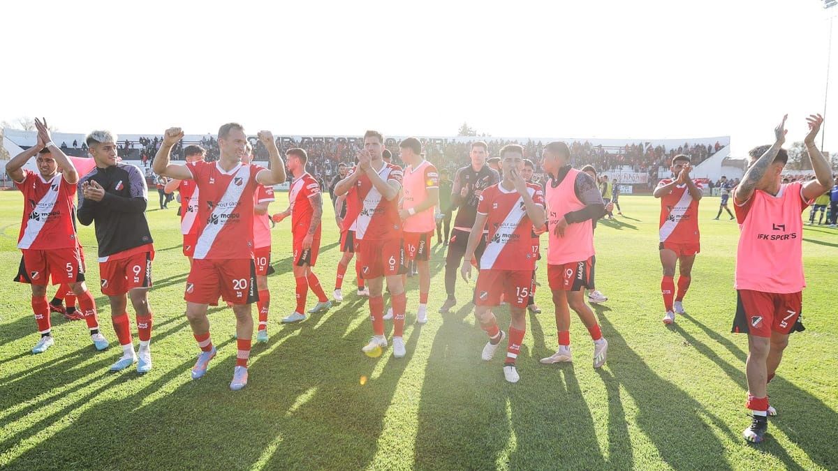 Deportivo Maipú festejó la victoria ante Quilmes con sus hinchas en calle vergara. Deportivo Maipú festejó la victoria ante Quilmes con sus hinchas en calle vergara.