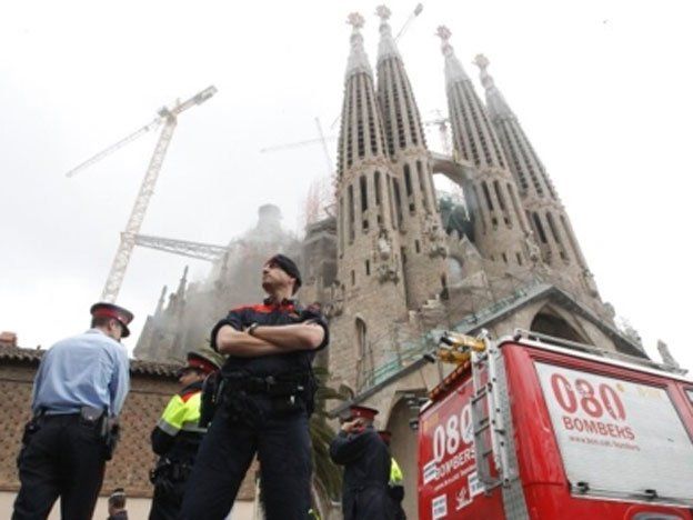 Un incendio intencional obligó a desalojar a 1.500 fieles de la Sagrada Familia