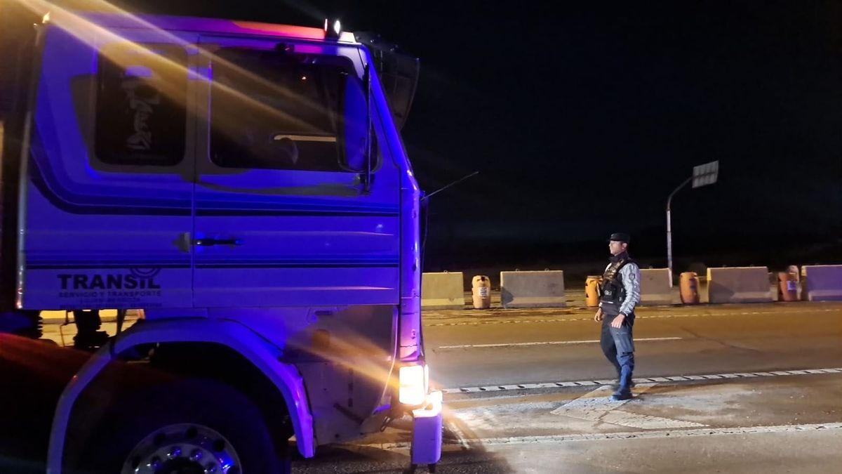 La Policía Vial hizo un corte en la Ruta 7 a la altura de la Ruta 40 debido a que no permitieron circular hacia Potrerillos por hielo en la calzada. La Policía Vial hizo un corte en la Ruta 7 a la altura de la Ruta 40 debido a que no permitieron circular hacia Potrerillos por hielo en la calzada.