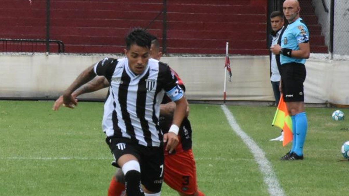 Santo González, del Lobo, avanza con la pelota y no lo pueden parar.