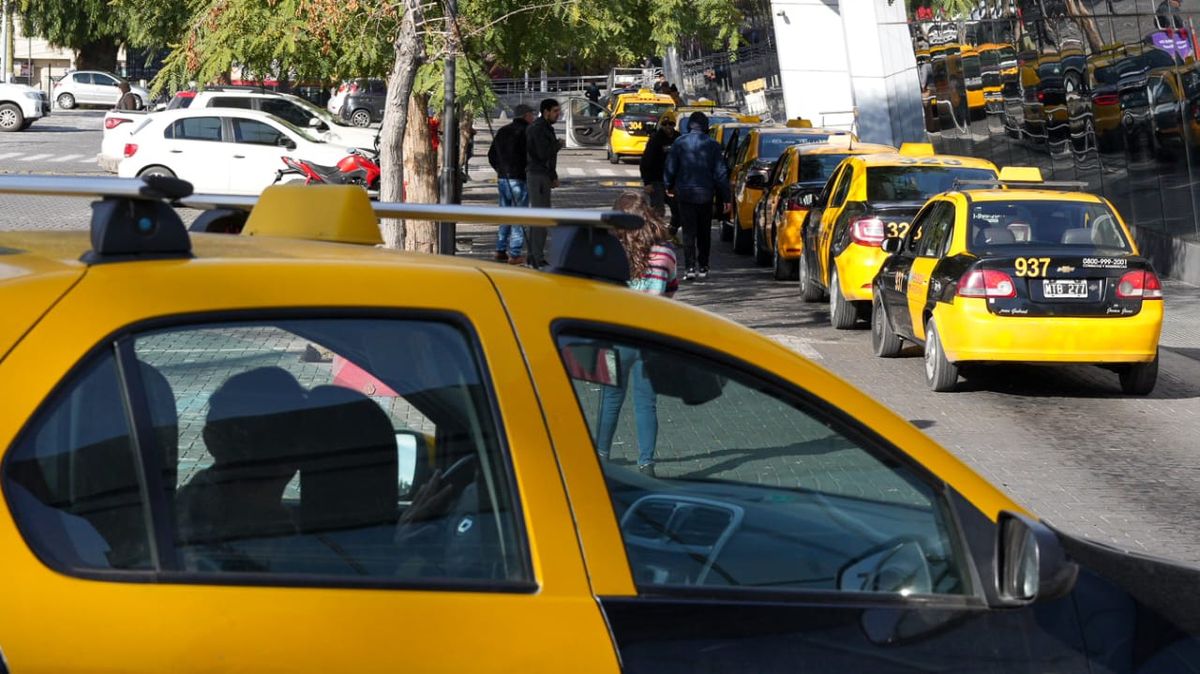 Los taxistas que fueron a cargar GNC hasta las 14 de este miércoles lo pudieron hacer pero los que llegaron después de esa hora ya no pudieron cargar combustible. Foto: Axel Lloret