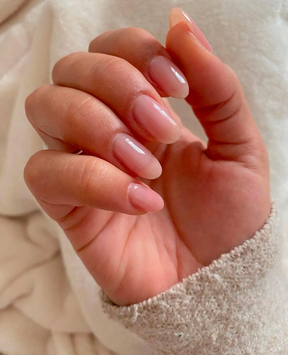 Así se ve la tendencia de manicura clean nails. Así se ve la tendencia de manicura clean nails.