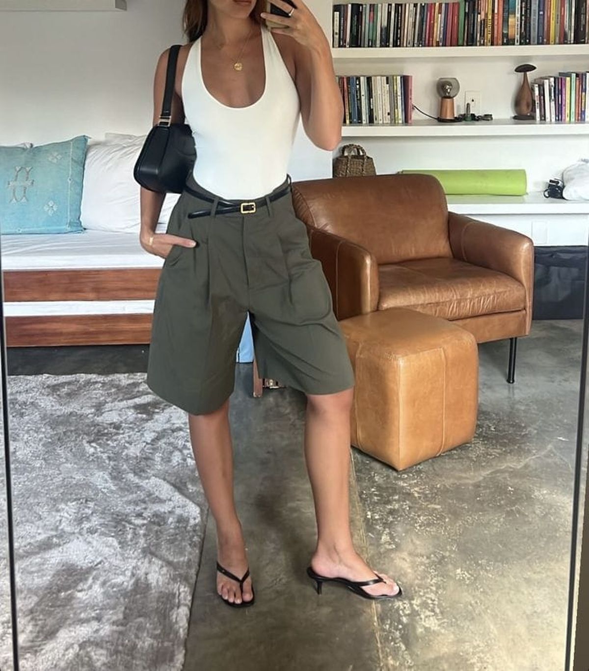 Las ojotas con taco van perfectas con looks sastreros. Las ojotas con taco van perfectas con looks sastreros.