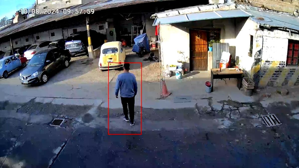 Un delincuente entró a un estacionamiento del centro y robó lo que tenía a mano. Foto: Captura de video