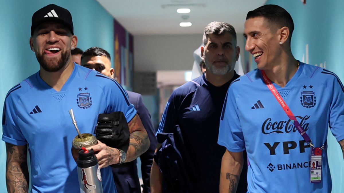 Di María y Otamendi llegaron sonrientes al Ahmad Bin Ali