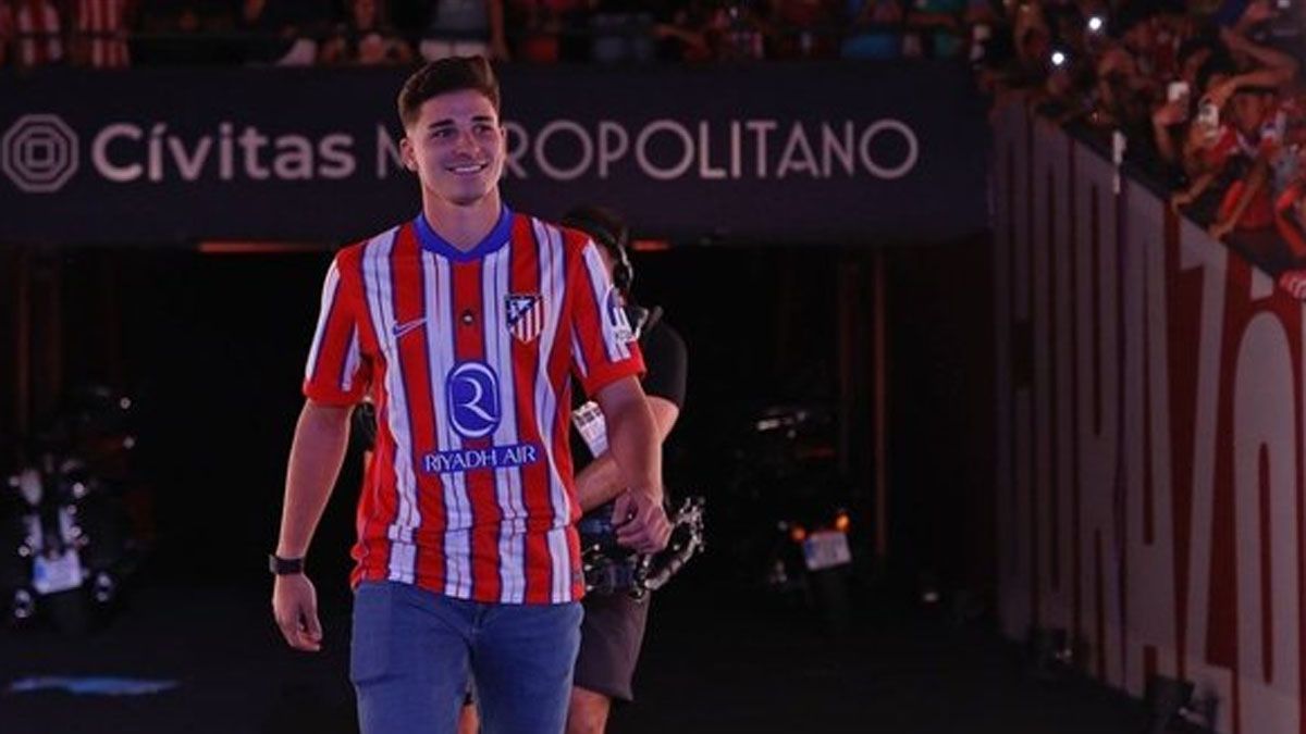 Julián ante los hinchas del Aleti.