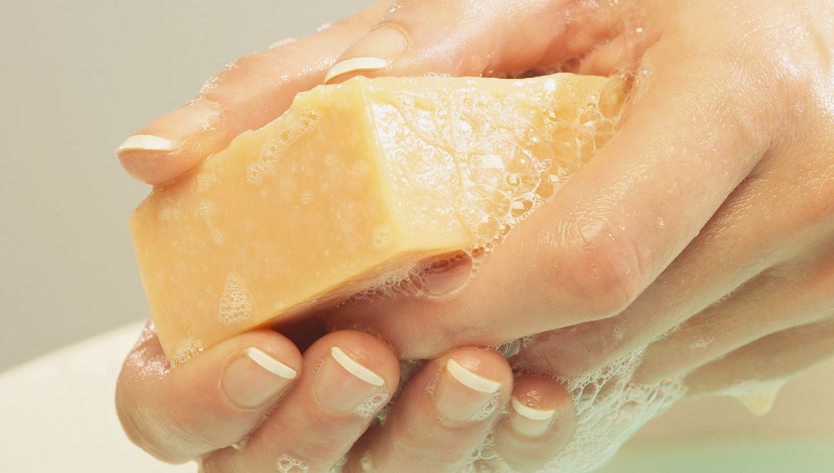 Los restos de jabón pueden obstruir las cañerías del lavamanos si no se limpian con frecuencia. Los restos de jabón pueden obstruir las cañerías del lavamanos si no se limpian con frecuencia.