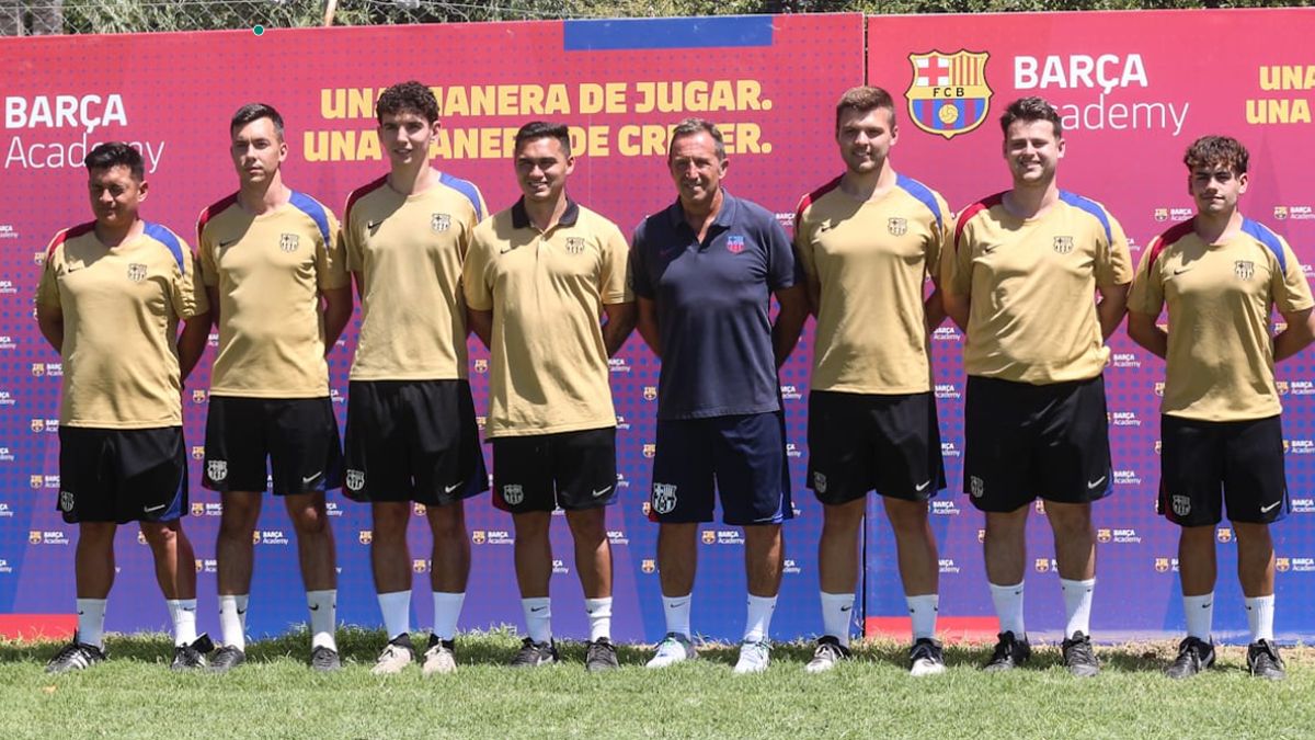 Alejandro Fowler y todos los coaches que llegaron desde Barcelona. Alejandro Fowler y todos los coaches que llegaron desde Barcelona.