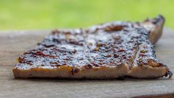 El matambre se puede tiernizar de varias maneras para el asado, pero resulta mejor hacerlo con leche.