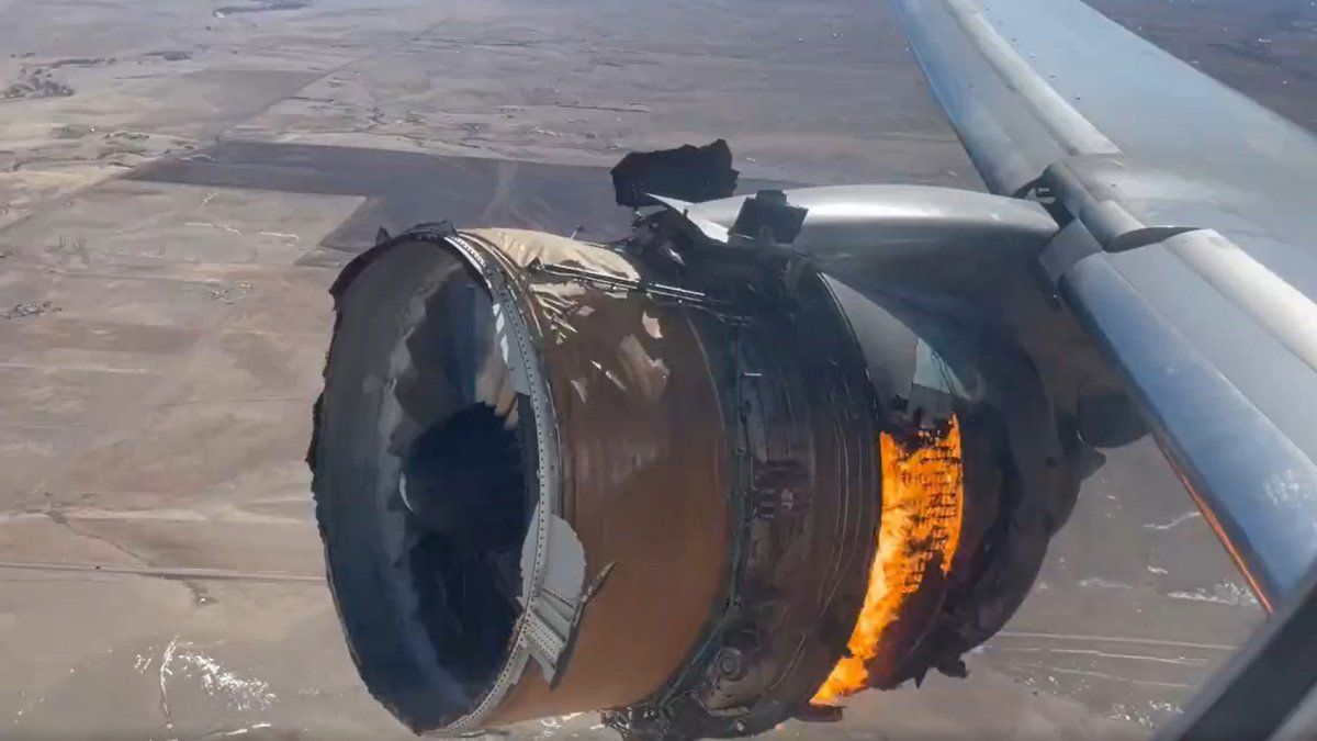Uno de los motores del Boeing 777-200 explotó y sembró el pánico en Denver