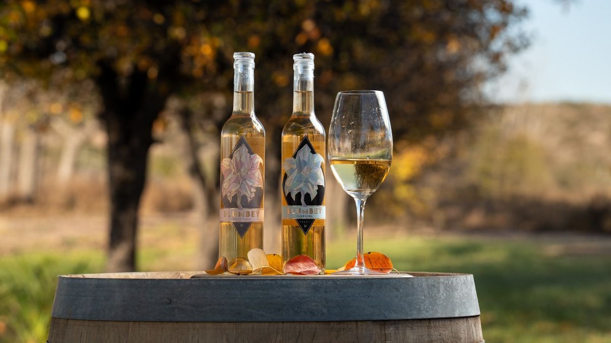 En una botella de Blumbeÿ el ingeniero agrónomo y enólogo utiliza más de 600.000 flores andinas. En una botella de Blumbeÿ el ingeniero agrónomo y enólogo utiliza más de 600.000 flores andinas.