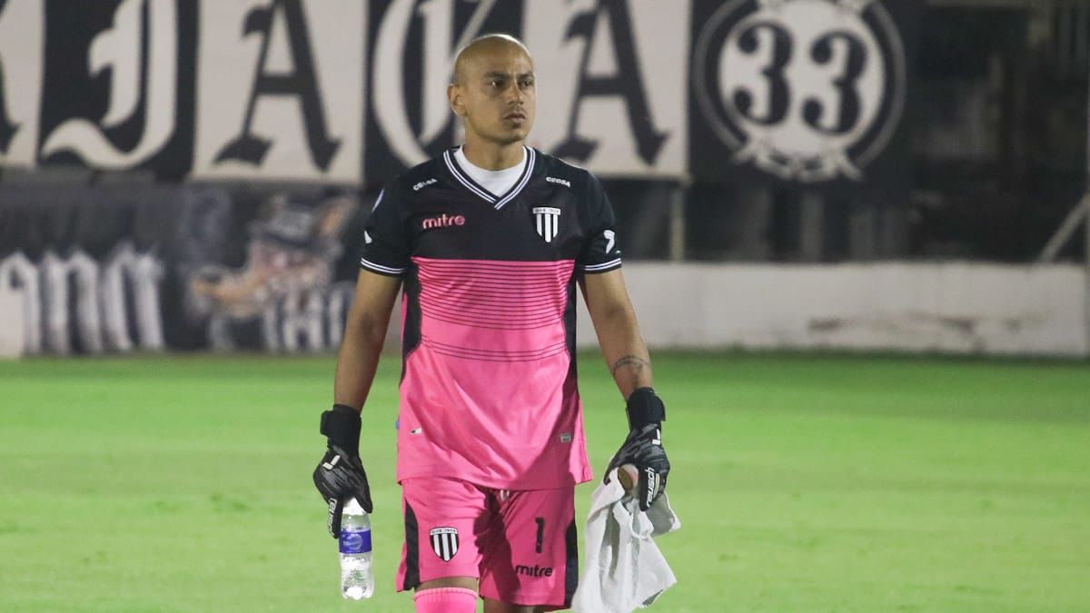 El arquero de Gimnasia y Esgrima, Brian Olivera.