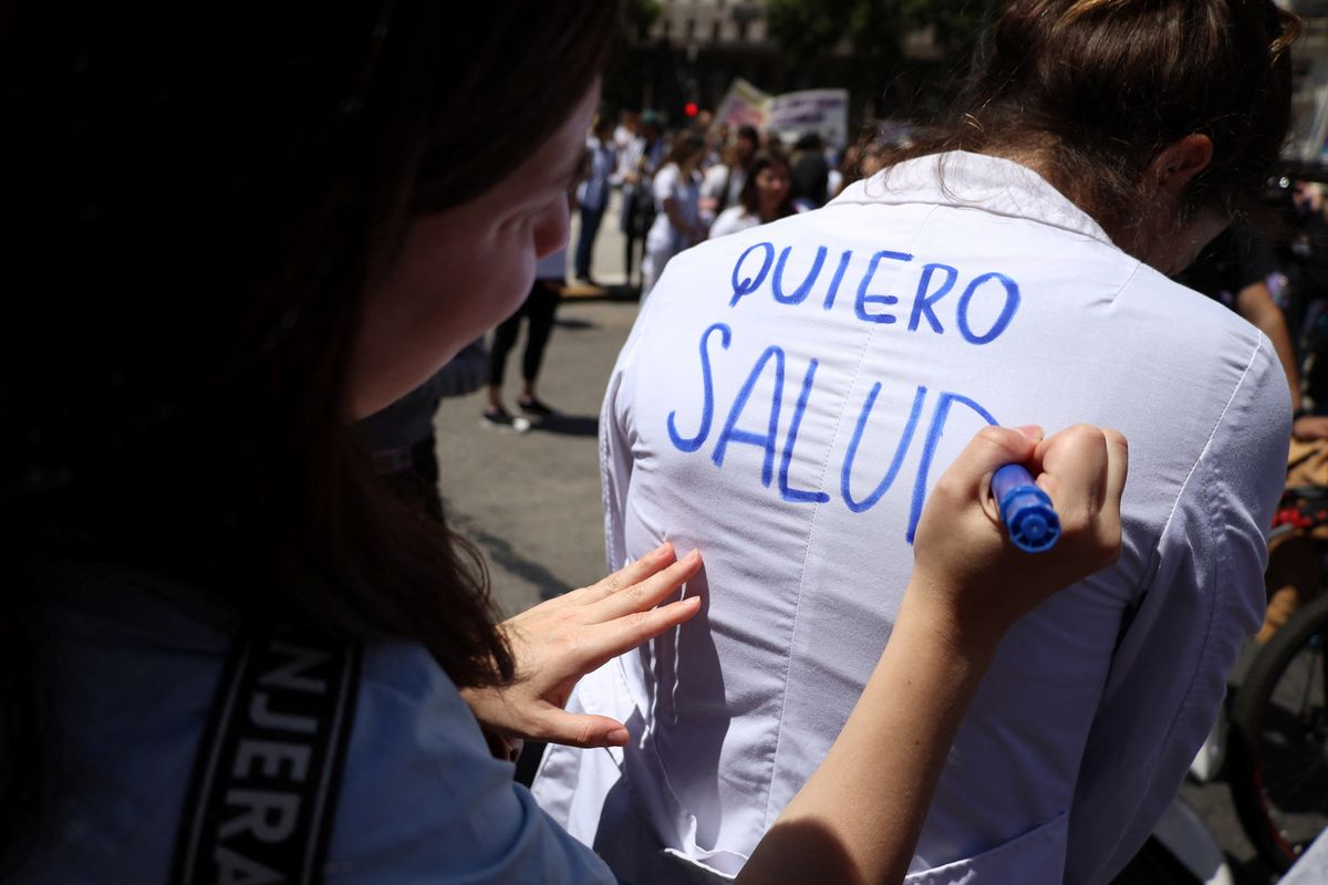 Médicos pretenden subir el valor de la consulta cada dos meses.