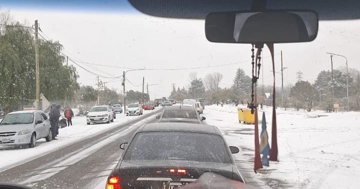 La nieve complicó el tránsito en las rutas.