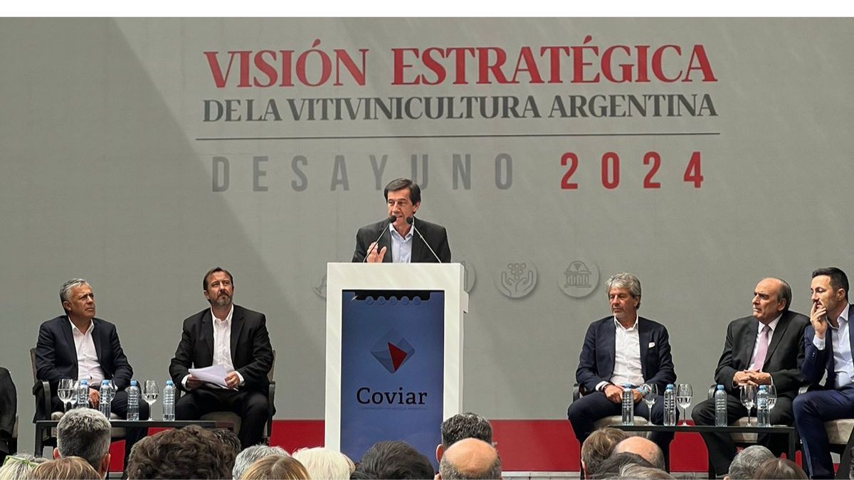 El gobernador de Jujuy, Carlos Alberto Sadir, subió al escenario y agradeció el apoyo de la COVIAR. El gobernador de Jujuy, Carlos Alberto Sadir, subió al escenario y agradeció el apoyo de la COVIAR.