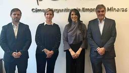 Jerónimo Shantal y Jimena Latorre,&nbsp; del Gobierno de Mendoza, con&nbsp; Roberto Cacciola y Alejandra Cardona, de la Cámara Argentina de Empresas Mineras.