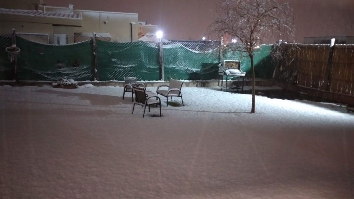 Los patios de las viviendas de Luján acumularon varios centímetros de nieve.