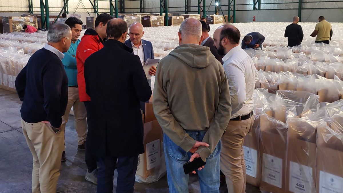 El presidente de la Suprema Corte, Damiro Garay, fue hasta el centro logístico de Andreani donde están las 4.350 urnas para el domingo.