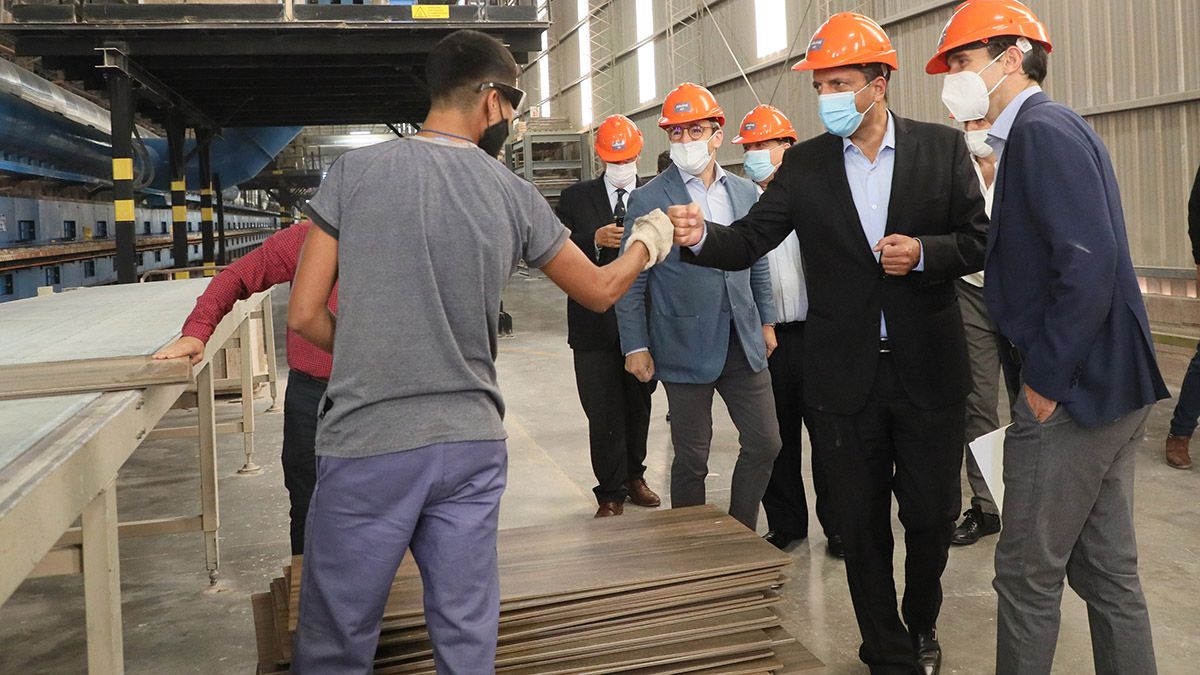 Sergio Massa, Mario Ishii y José De Mendiguren realizaron una recorrida por la pyme de cerámicos Alberdi.