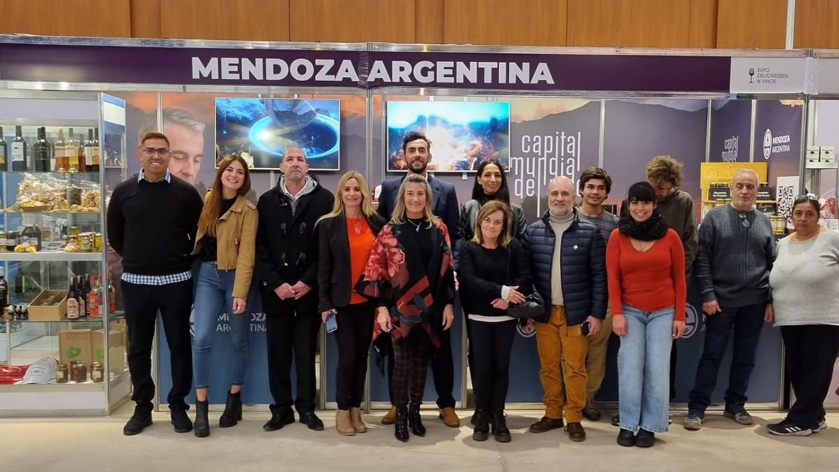 Parte de la delegación de productores mendocinos junto al stand provincial.