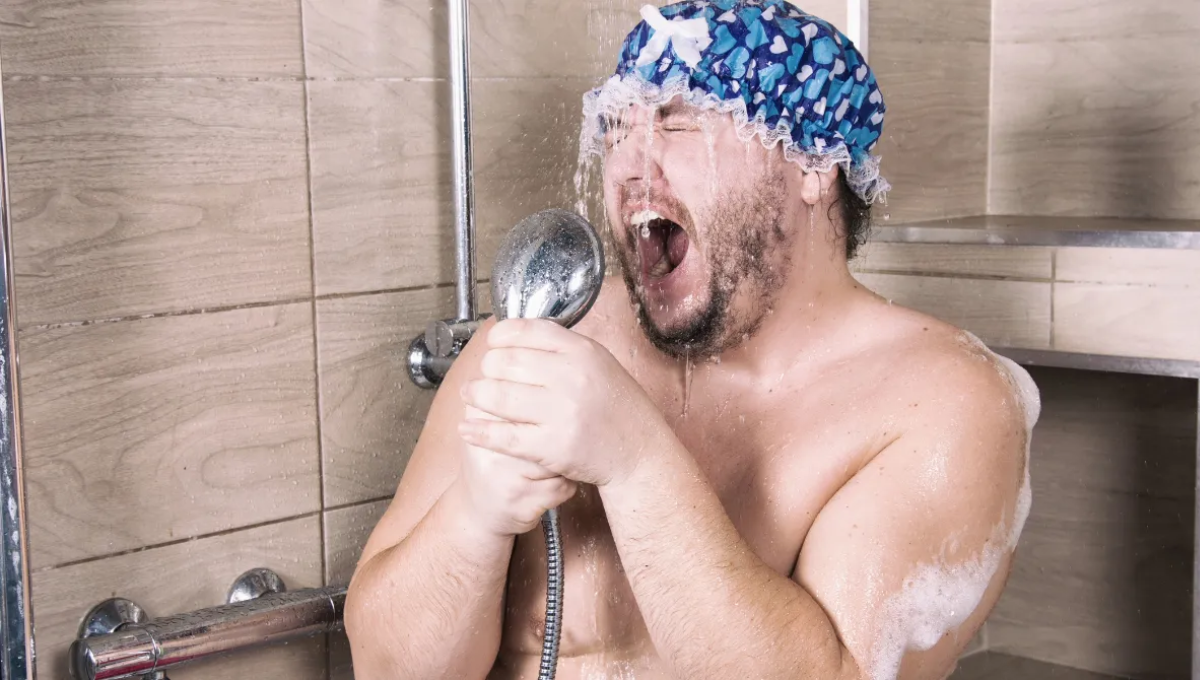 Toma nota de los beneficios mentales y físicos de cantar bajo la ducha