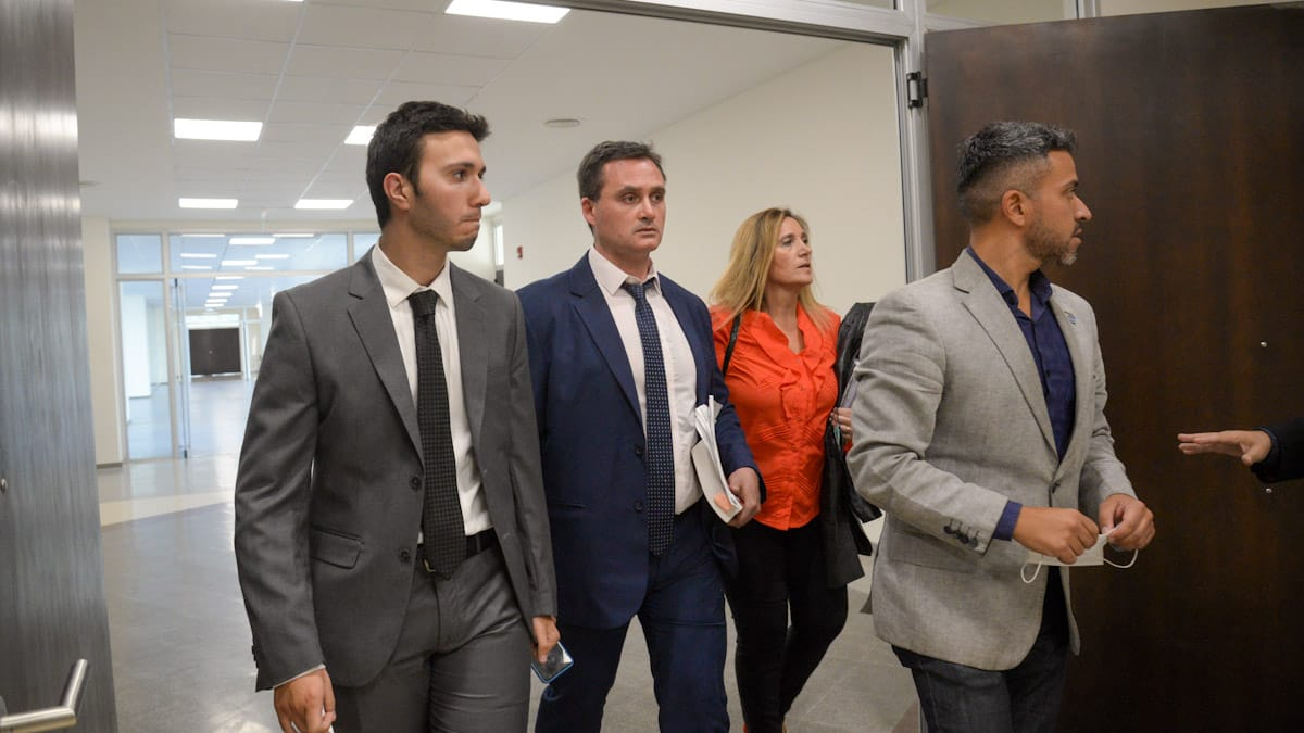 Armando Chalabe, al centro, con el equipo de Legales de la comuna.