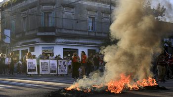 Compañeros y amigos de Lucas González exigieron justicia frente a una comisaría