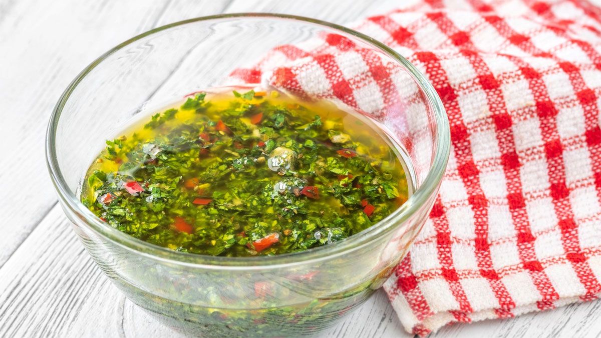 La receta de chimichurri casero lleva simples ingredientes. La receta de chimichurri casero lleva simples ingredientes.