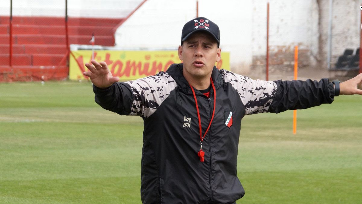 El entrenador Luis Garcia diagrama el once titular del Deportivo Maipú para jugar este miércoles ante Estudiantes de Río Cuarto, en el partido de ida por la semifinal por el segundo ascenso.