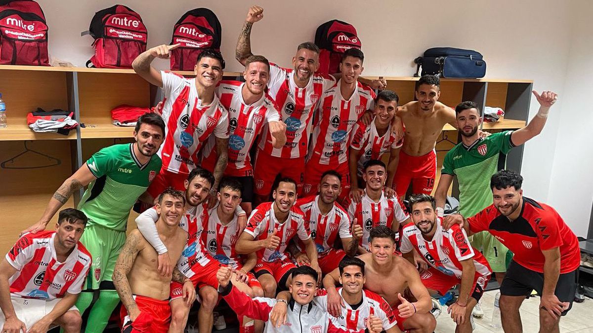 Los jugadores de San Martín festejaron en el vestuario el gran triiunfo ante Atenas en La Predrera.