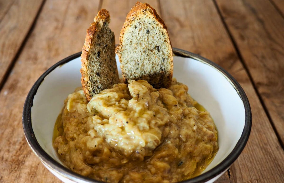 La receta de paté de berenjena ahumado se destaca por la sencillez de sus ingredientes.