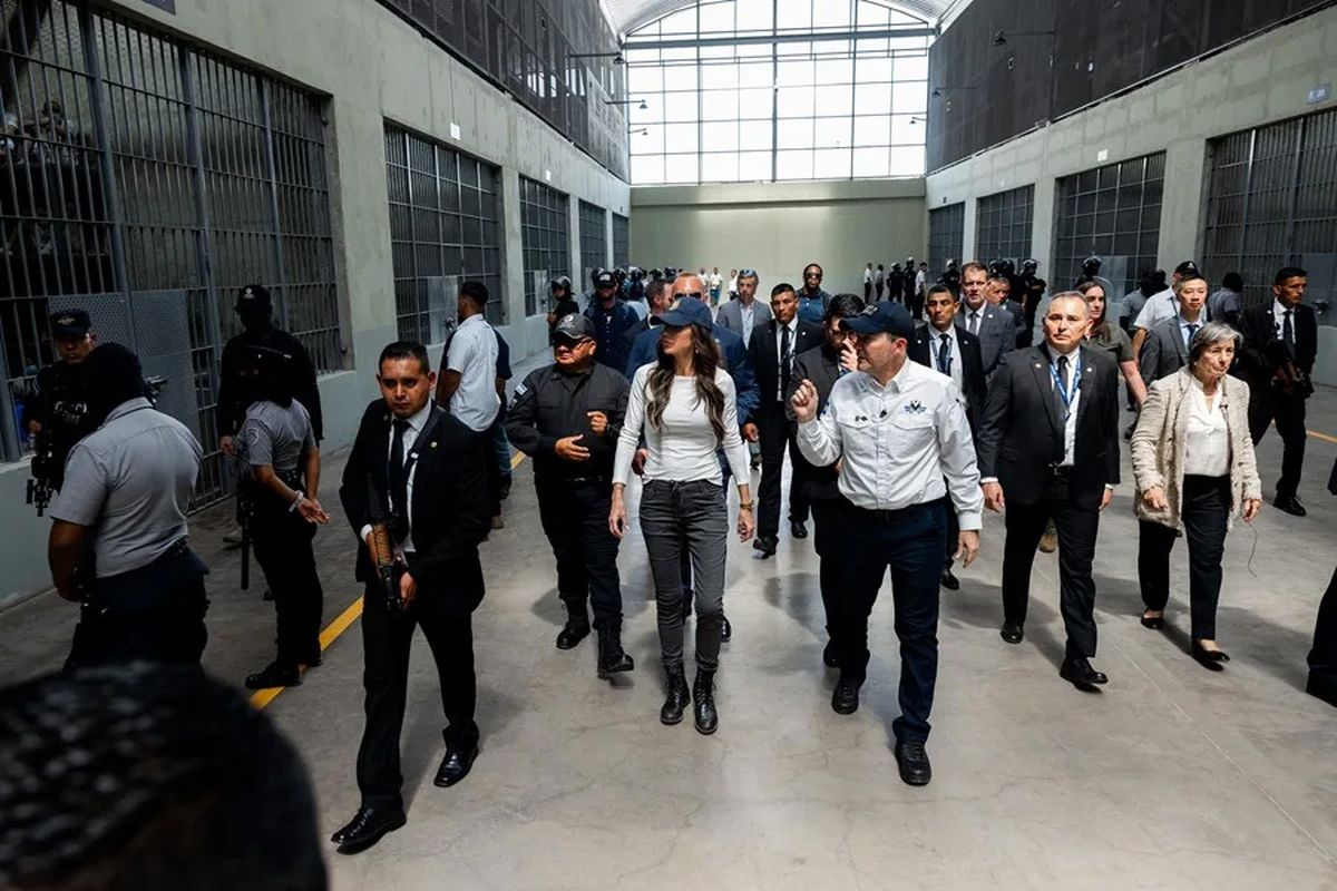 La actual Secretaria de Seguridad Nacional de Estados Unidos es Kristi Noem cuando recorrió el Cecot en una visita a El Salvador. La actual Secretaria de Seguridad Nacional de Estados Unidos es Kristi Noem cuando recorrió el Cecot en una visita a El Salvador.