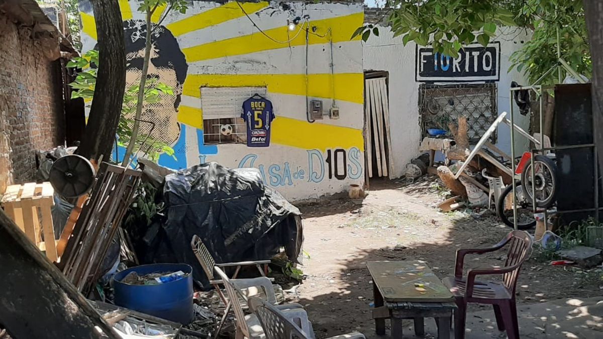 En la calle Azamor 523, de Villa Fiorito, en el partido de Lomas de Zamora, vivió por casi 12 años Diego Armando Maradona.
