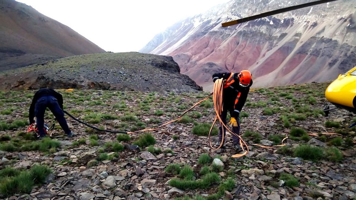 En la Laguna del Potrero Escondido, en la Quebrada de Matienzo, El Duro, personal de Helicopters, Guardaparque y Patrulla de Rescate prepararon todo para el rescate. En la Laguna del Potrero Escondido, en la Quebrada de Matienzo, El Duro, personal de Helicopters, Guardaparque y Patrulla de Rescate prepararon todo para el rescate.