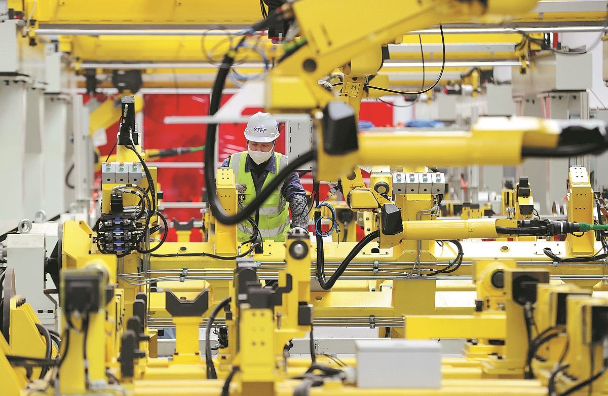Un operario supervisa el funcionamiento de una cadena de producción inteligente en Huzhou, provincia de Zhejiang. XIE SHANGGUO / PARA CHINA DAILY.