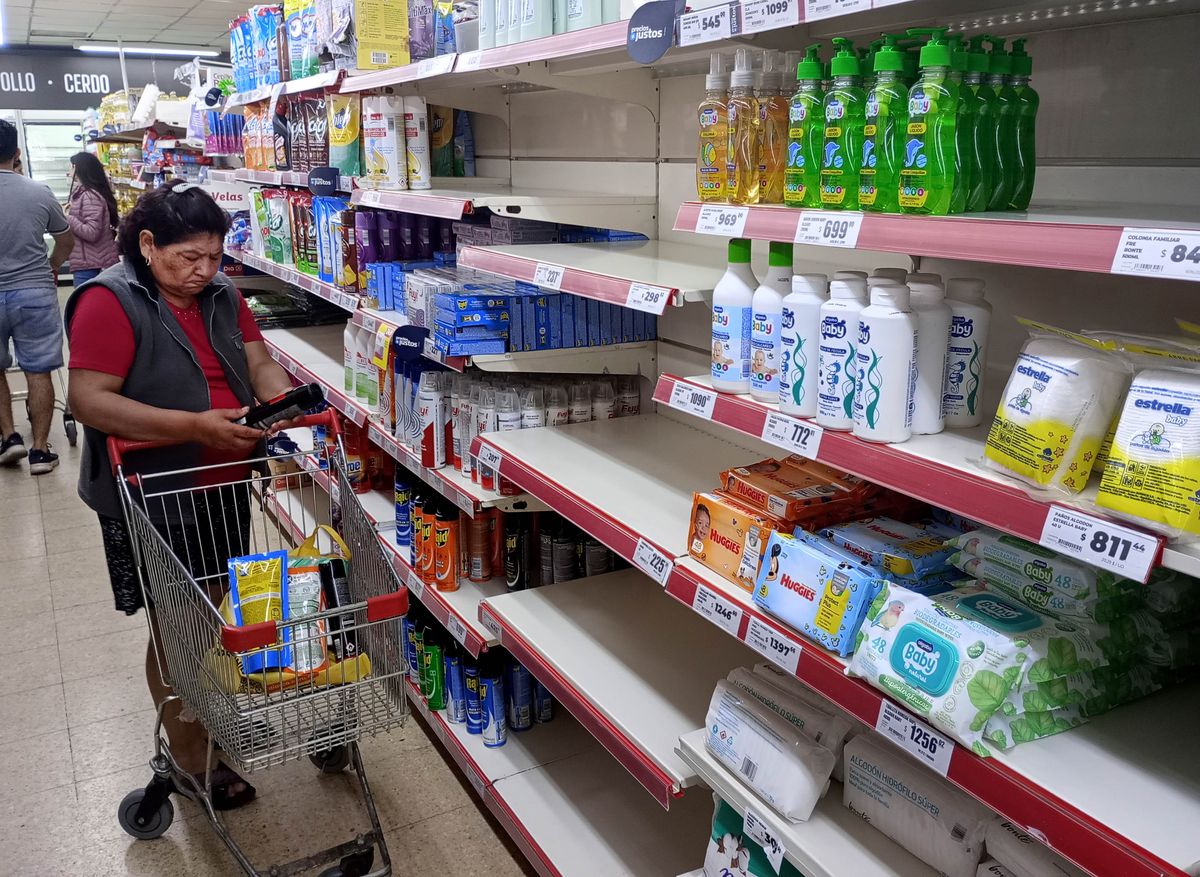 ¿Cómo lleno el carrito?, parece preguntarse la señora.