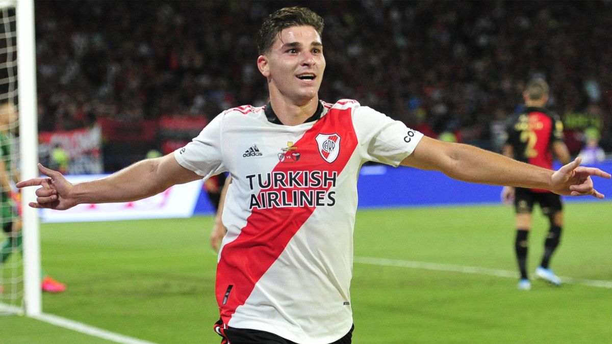 Julián Álvarez, con dos goles, volvió a demostrar su calidad en la delantera de River.