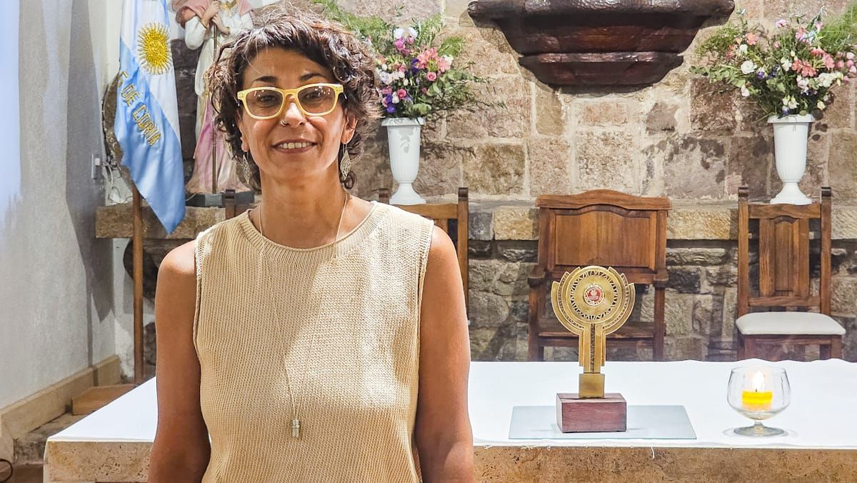 La artista Maga Pregal posa con su relicario en la parroquia de Chacras de Coria. La artista Maga Pregal posa con su relicario en la parroquia de Chacras de Coria.