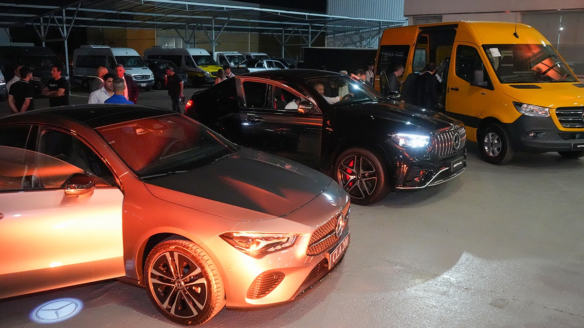 Una vista de los distintos modelos alta gama de autos Mercedes Benz, junto a la rendidora Sprinter, que comercializa Yacopini Una vista de los distintos modelos alta gama de autos Mercedes Benz, junto a la rendidora Sprinter, que comercializa Yacopini