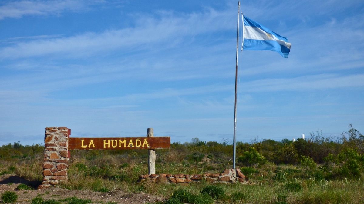 El pueblo está ubicado en La Pampa, cerca del límite con Mendoza.
