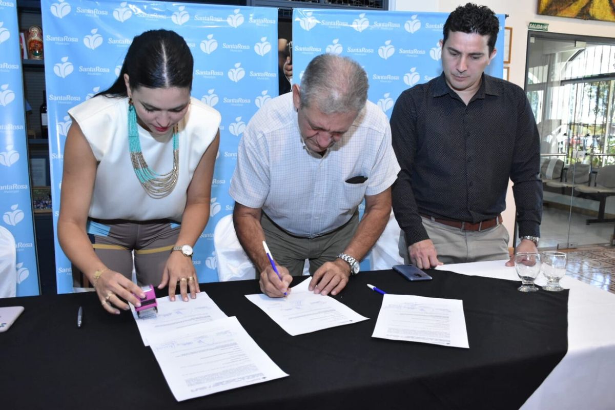 El jefe de Vialidad Nacional, Guillermo Amstutz, junto a la intendenta de Santa Rosa, Flor Destéfanis. El jefe de Vialidad Nacional, Guillermo Amstutz, junto a la intendenta de Santa Rosa, Flor Destéfanis.