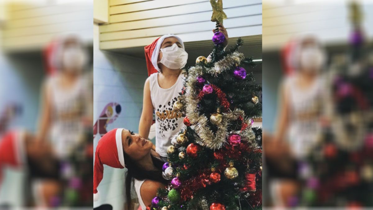 Los chicos con cáncer del hospital Notti armaron su arbolito de Navidad junto con la Asociación Traspasar.