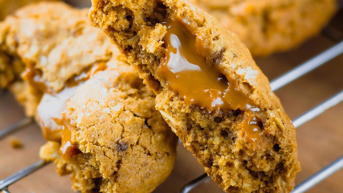Aprende a preparar la receta de galletas de dulce de leche húmedas por dentro y crocantes por fuera. 