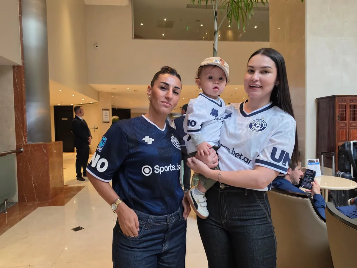 La esposa del Pipa Elordi y con la esposa e hijo de &Aacute;lex Arce.