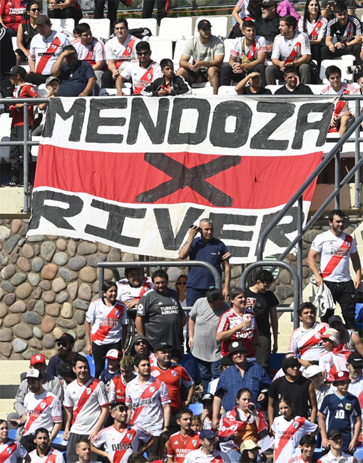 Los Hinchas Millonarios Dejaron En Claro Que Mendoza Es De River