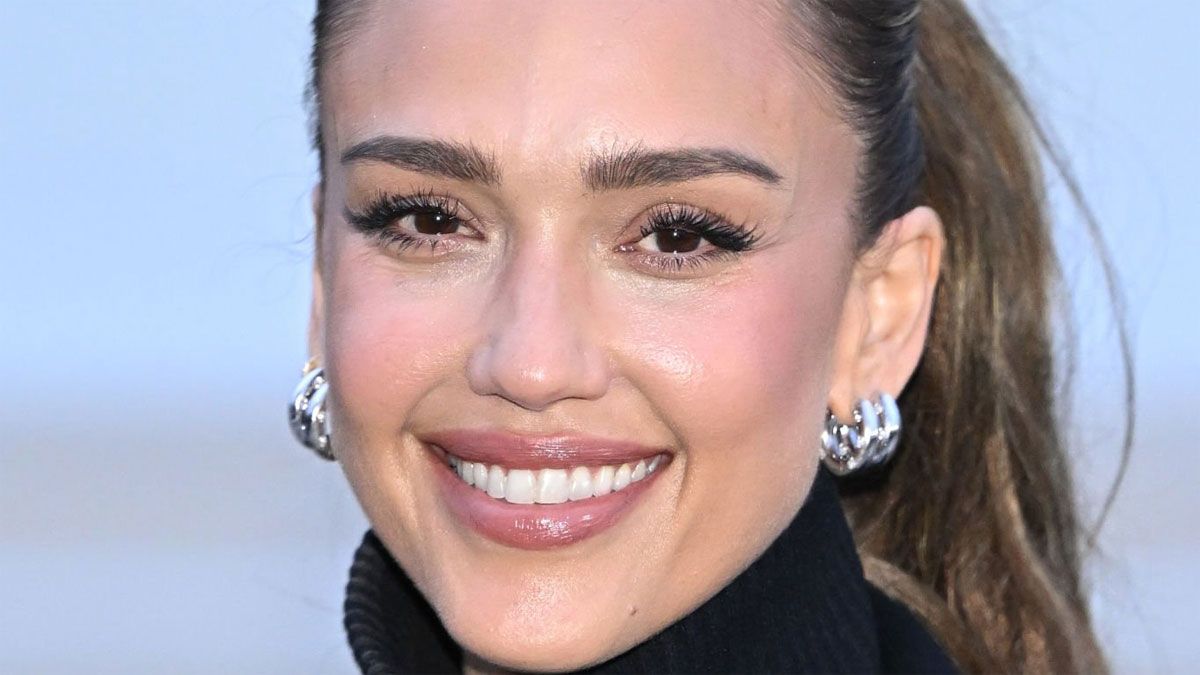 La película de Netflix arrasa con la actuación de Jessica Alba