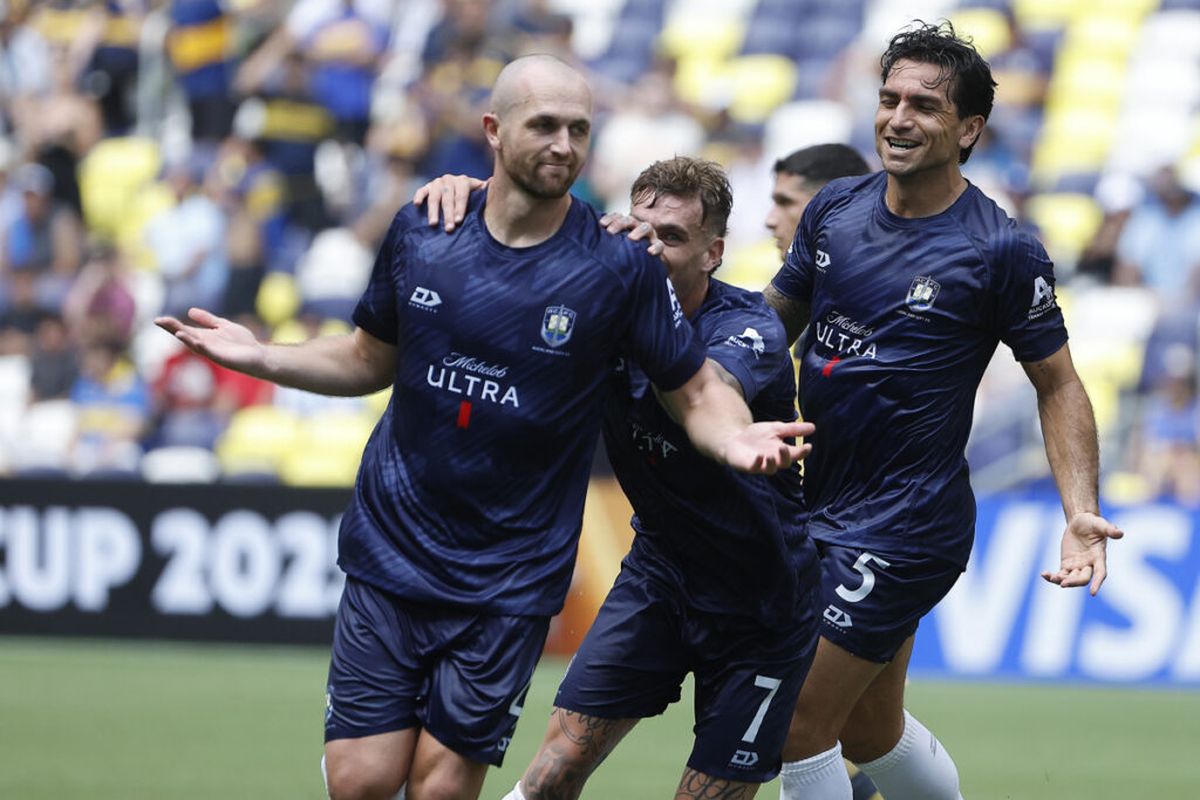 Auckland City celebrá el gol que valió un millón de dólares.