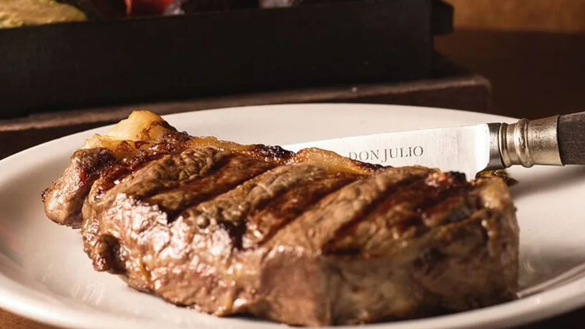 En parrilla Don Julio comer un bife chorizo angosto cuesta casi 60 mil pesos y ancho más de 65 mil En parrilla Don Julio comer un bife chorizo angosto cuesta casi 60 mil pesos y ancho más de 65 mil